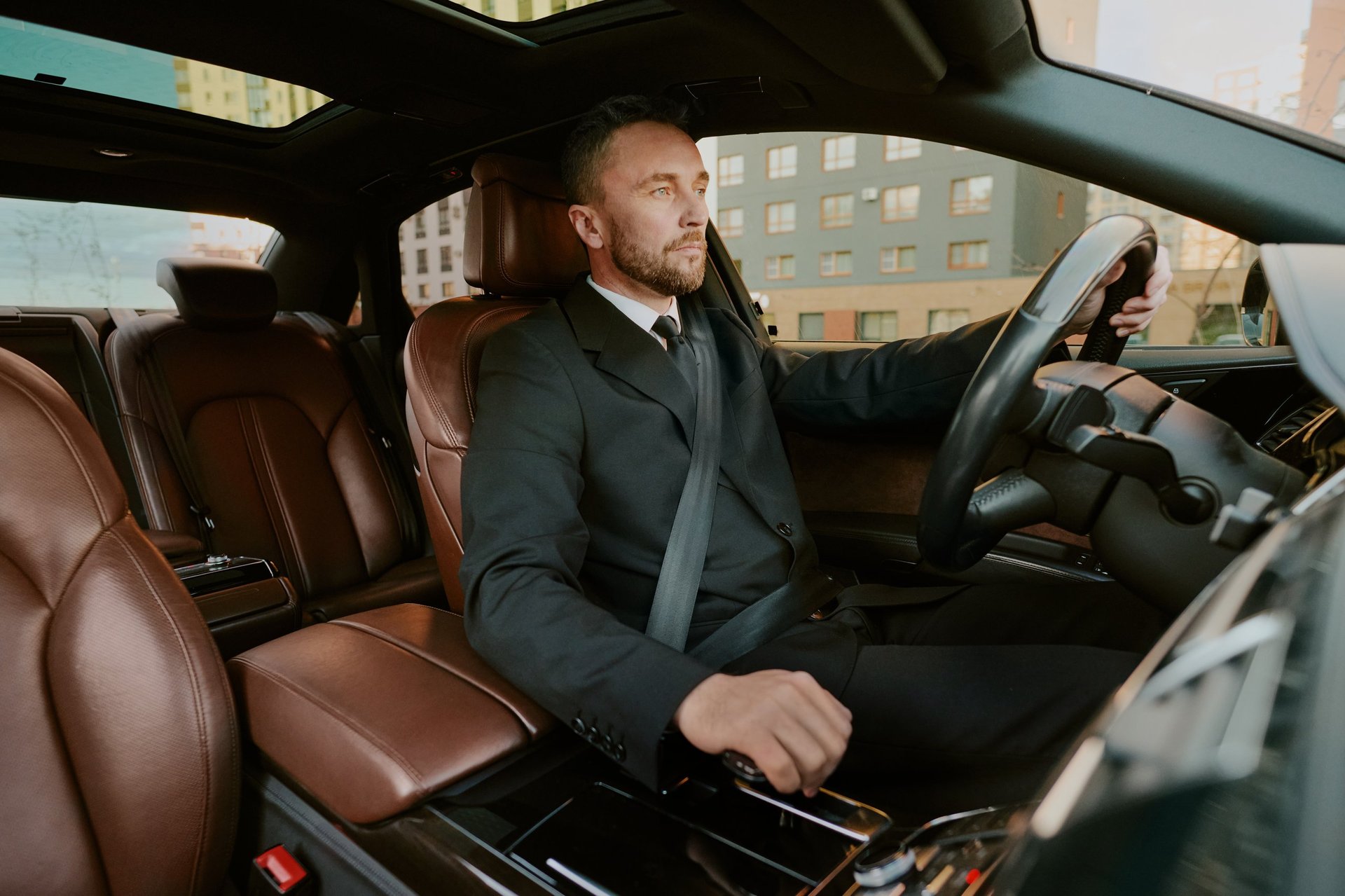 Professionele chauffeur in luxe auto