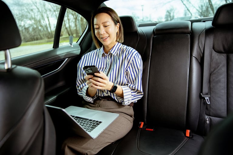 Zakelijk vervoer met laptop en koffie